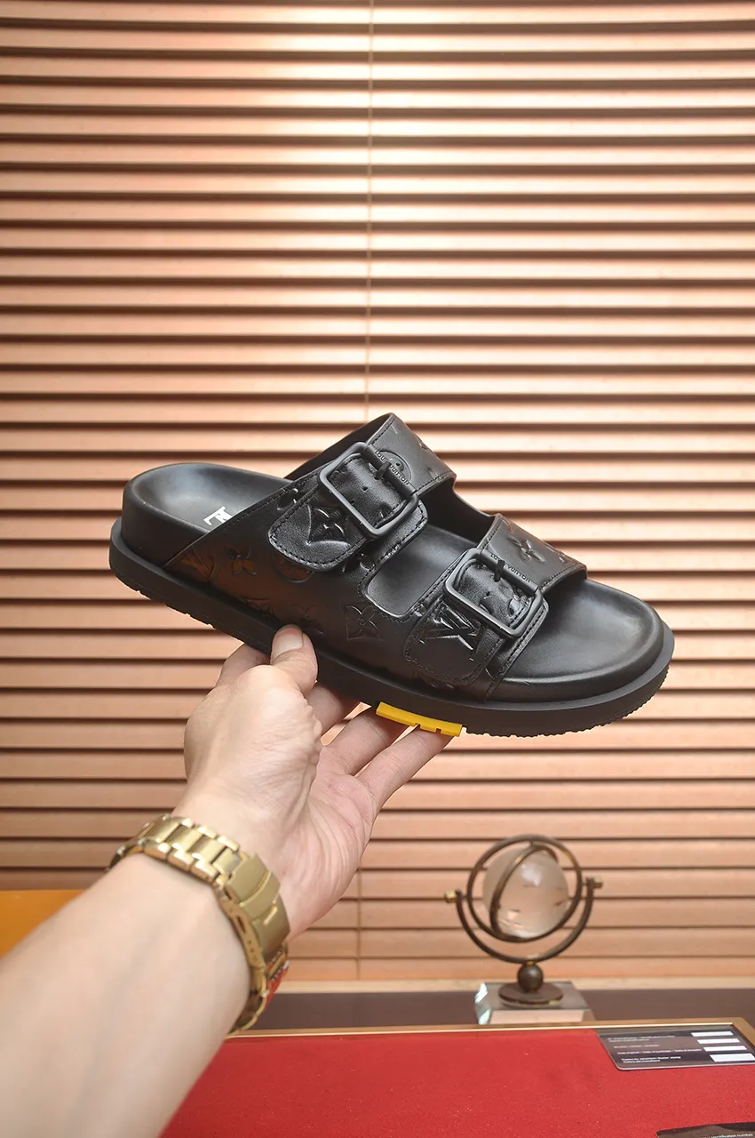 Men's shoes 💰400💶 [Louis Vuitton LV slippers] (high-end cowhide) counter 1:1 fashion style, a must-have for summer! The designer used LV’s iconic outsole. The original simple slippers instantly become fashionable! The upper is made of flexible special cowhide leather straps alternately, and the workmanship is exquisite! A must-have for stylish men in summer, size 38-45 (45 customized)